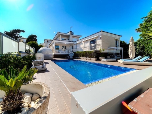 LUXURY VILLA 300 METERS FROM LA MATA BEACH. 5 BEDROOMS. 4 BATHROOMS. SURFACE AREA 438 M2. PLOT 790 M2.