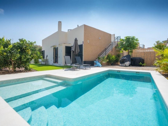 Villa Reformada en La Zenia, Orihuela Costa – Oportunidad Única