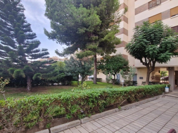 Oportunidad!Un piso totalmente exterior con vistas al mar en urbanización cerrada