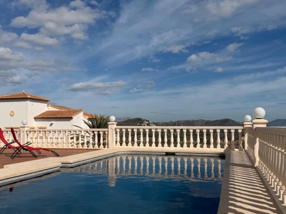 Light, tranquility and sea views – an impressive villa in Calpe