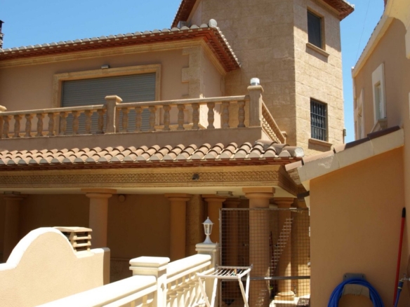 FINCA WITH LUXURY VILLA AND TWO TOWNHOUSES