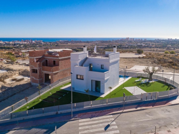 Development of independent new construction villas, with private pool and modern finishes.
