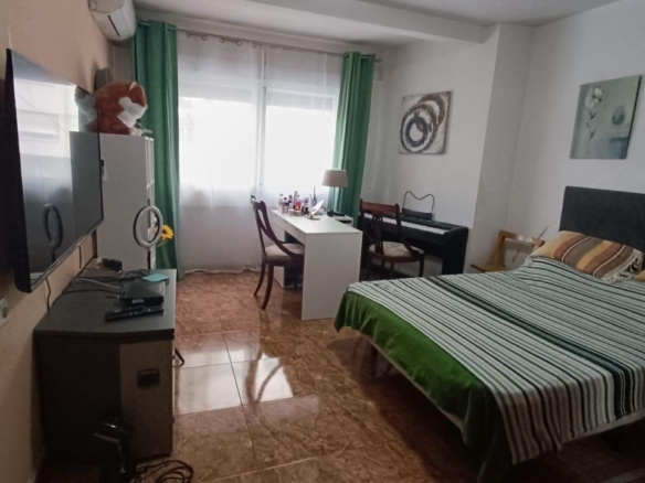 Comfort in the Heart of Gandia: Spacious Apartment with 4 Bedrooms and Proximity to the Railway Stat