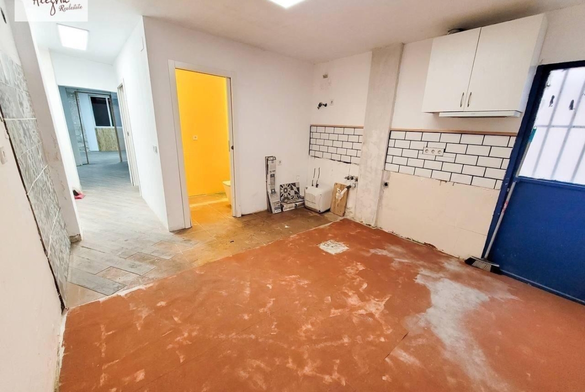 An excellent investment property is offered for sale in one of Valencia’s most promising neighborhoods — Benicalap