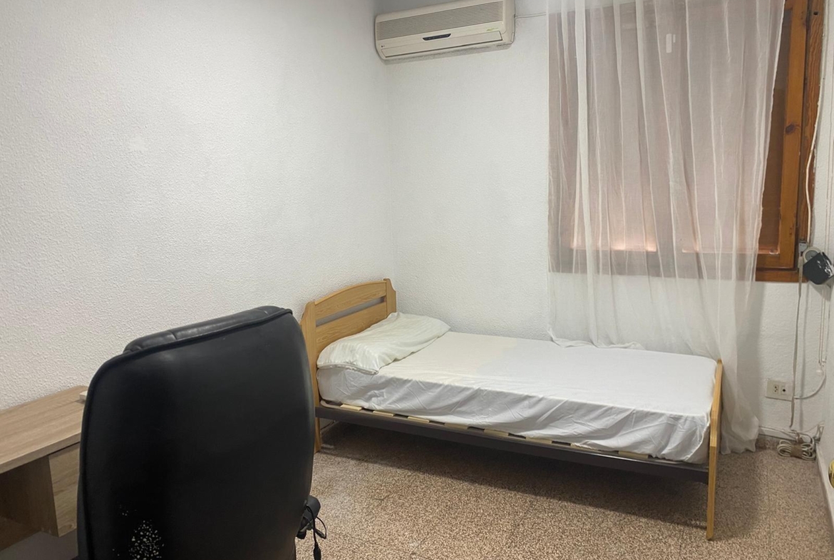 Oportunidad!Un piso totalmente exterior con vistas al mar en urbanización cerrada