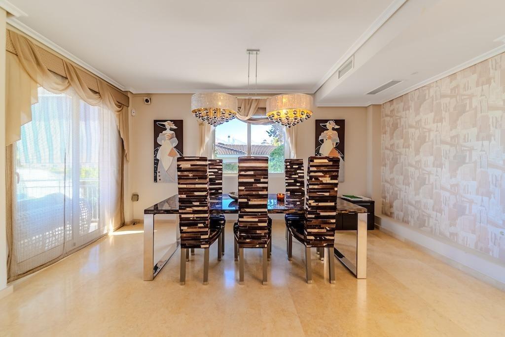 LUXURY VILLA 300 METERS FROM LA MATA BEACH. 5 BEDROOMS. 4 BATHROOMS. SURFACE AREA 438 M2. PLOT 790 M2.