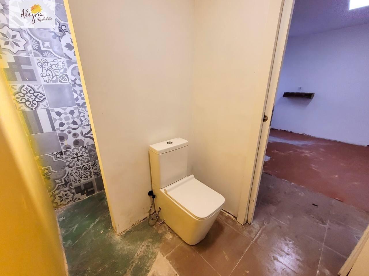 1-11-103 An excellent investment property is offered for sale in one of Valencia’s most promising neighborhoods — Benicalap