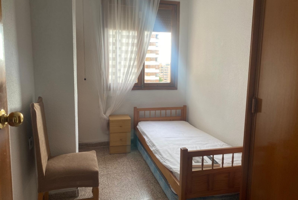 Oportunidad!Un piso totalmente exterior con vistas al mar en urbanización cerrada