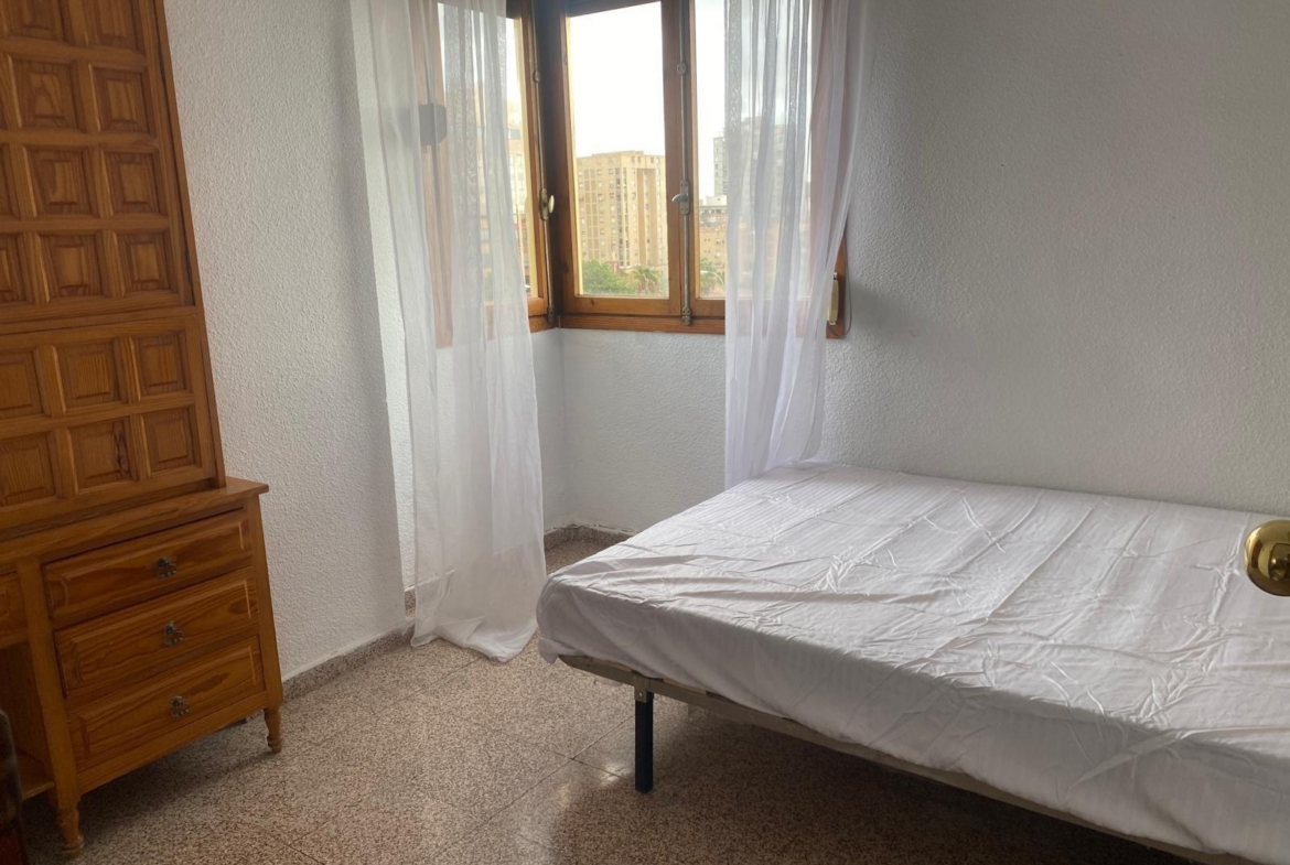 Oportunidad!Un piso totalmente exterior con vistas al mar en urbanización cerrada
