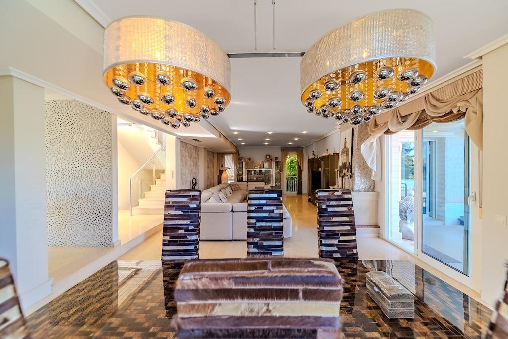 LUXURY VILLA 300 METERS FROM LA MATA BEACH. 5 BEDROOMS. 4 BATHROOMS. SURFACE AREA 438 M2. PLOT 790 M2.