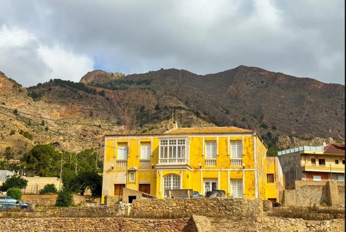 Traditional spanish rustic finca with extensive land & mountain views