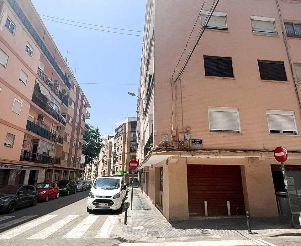 An excellent investment property is offered for sale in one of Valencia’s most promising neighborhoods — Benicalap