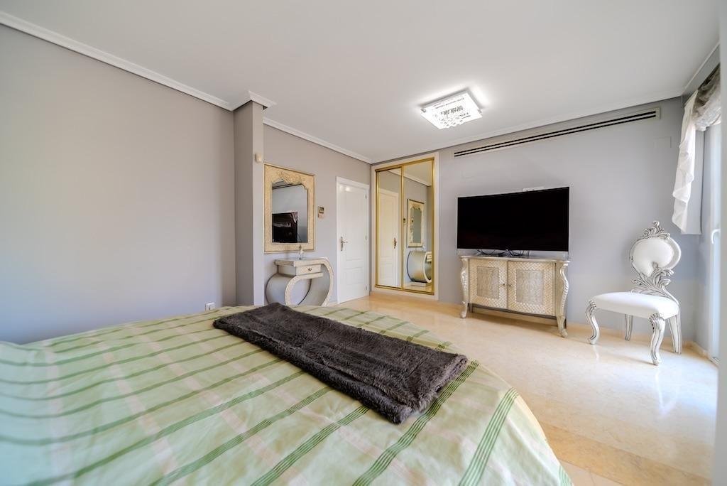 LUXURY VILLA 300 METERS FROM LA MATA BEACH. 5 BEDROOMS. 4 BATHROOMS. SURFACE AREA 438 M2. PLOT 790 M2.