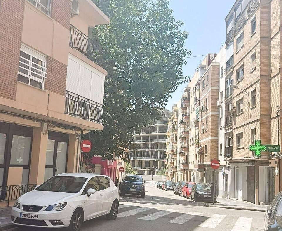 An excellent investment property is offered for sale in one of Valencia’s most promising neighborhoods — Benicalap