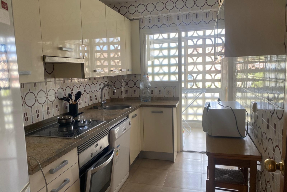 Oportunidad!Un piso totalmente exterior con vistas al mar en urbanización cerrada