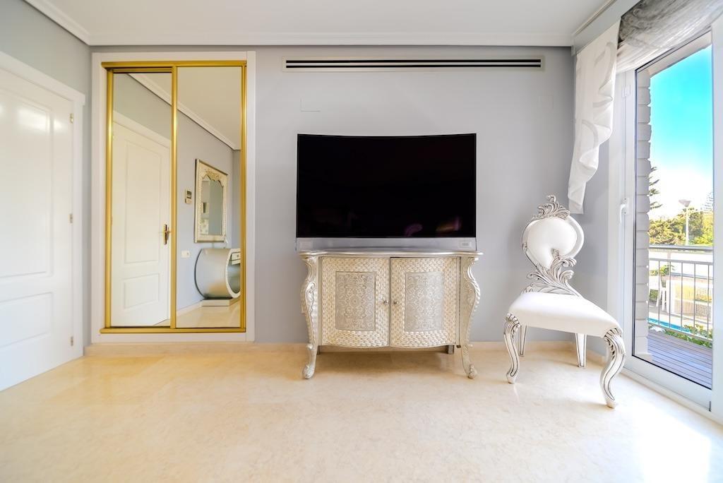 LUXURY VILLA 300 METERS FROM LA MATA BEACH. 5 BEDROOMS. 4 BATHROOMS. SURFACE AREA 438 M2. PLOT 790 M2.