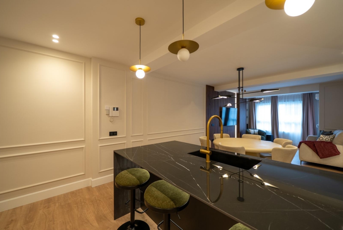 VERVOLGDE APPARTEMENT MET TERRAS EN PARKEREN