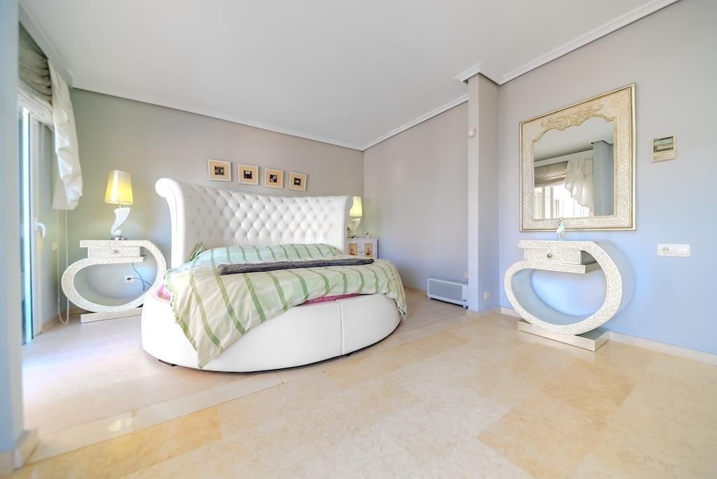 LUXURY VILLA 300 METERS FROM LA MATA BEACH. 5 BEDROOMS. 4 BATHROOMS. SURFACE AREA 438 M2. PLOT 790 M2.