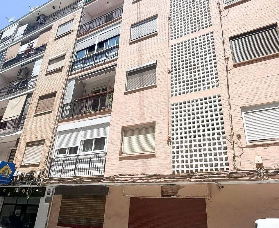 An excellent investment property is offered for sale in one of Valencia’s most promising neighborhoods — Benicalap