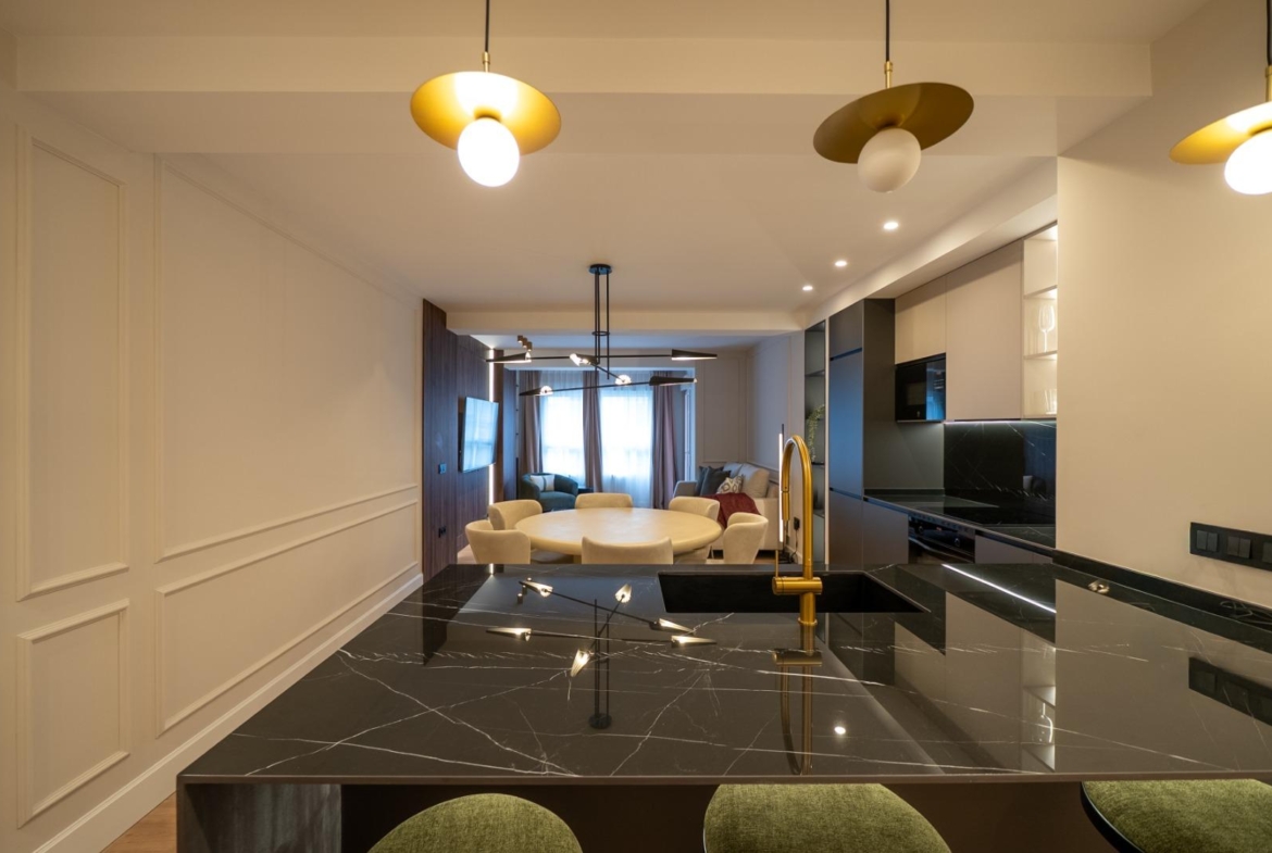 VERVOLGDE APPARTEMENT MET TERRAS EN PARKEREN