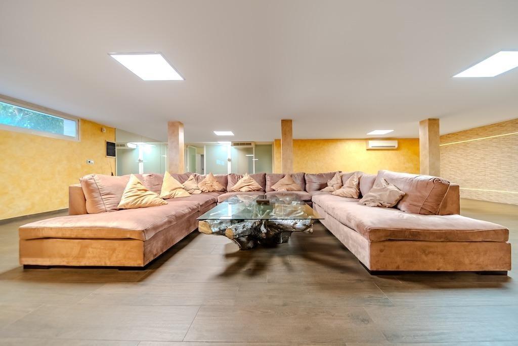 LUXURY VILLA 300 METERS FROM LA MATA BEACH. 5 BEDROOMS. 4 BATHROOMS. SURFACE AREA 438 M2. PLOT 790 M2.