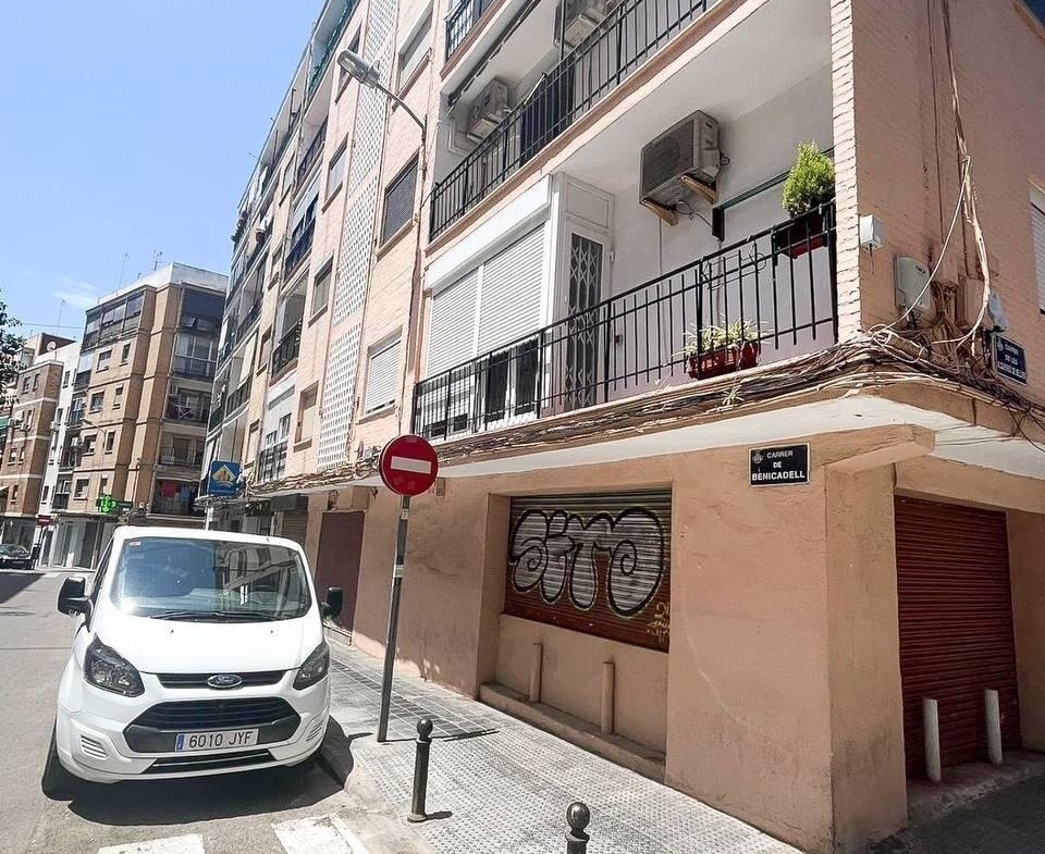 An excellent investment property is offered for sale in one of Valencia’s most promising neighborhoods — Benicalap
