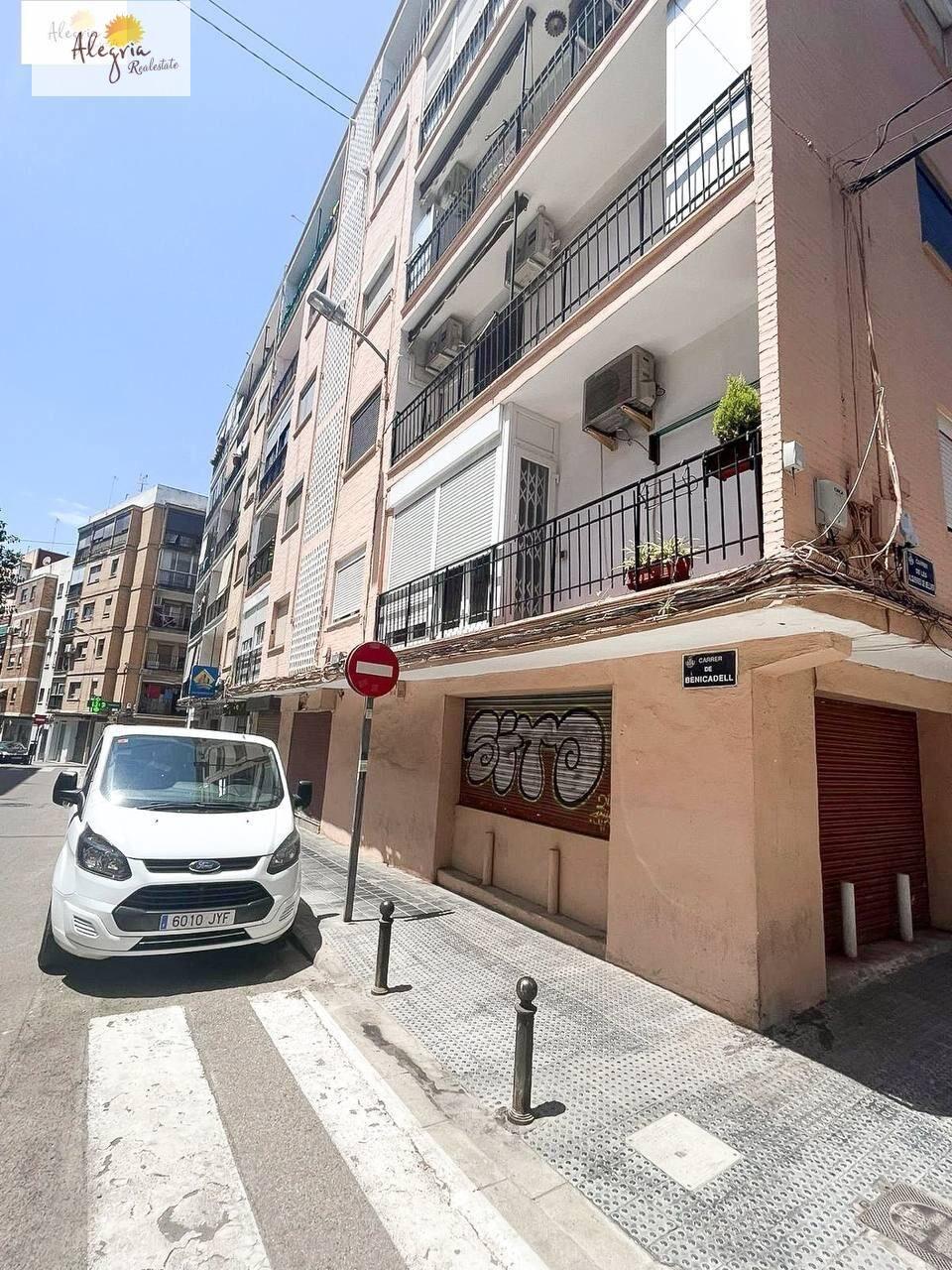 1-16-73 An excellent investment property is offered for sale in one of Valencia’s most promising neighborhoods — Benicalap