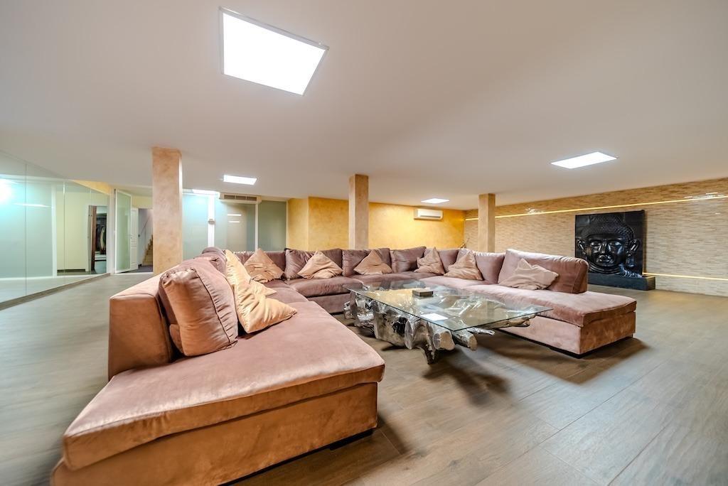 LUXURY VILLA 300 METERS FROM LA MATA BEACH. 5 BEDROOMS. 4 BATHROOMS. SURFACE AREA 438 M2. PLOT 790 M2.