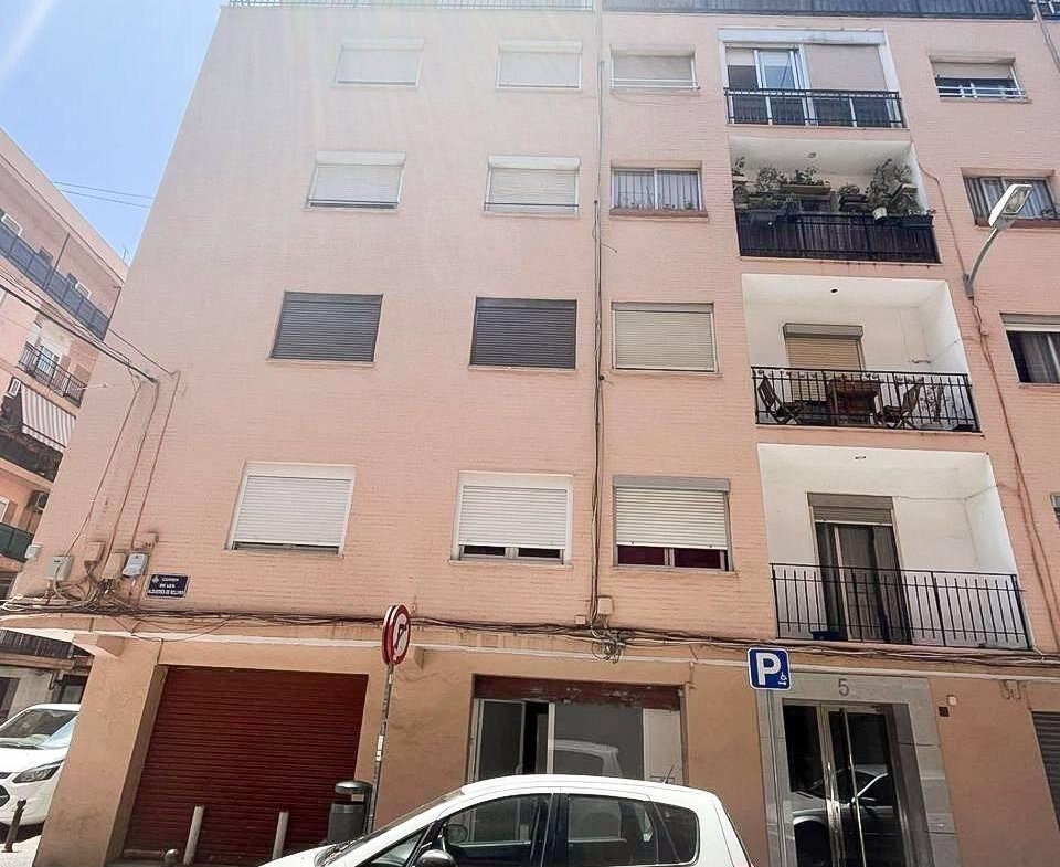An excellent investment property is offered for sale in one of Valencia’s most promising neighborhoods — Benicalap