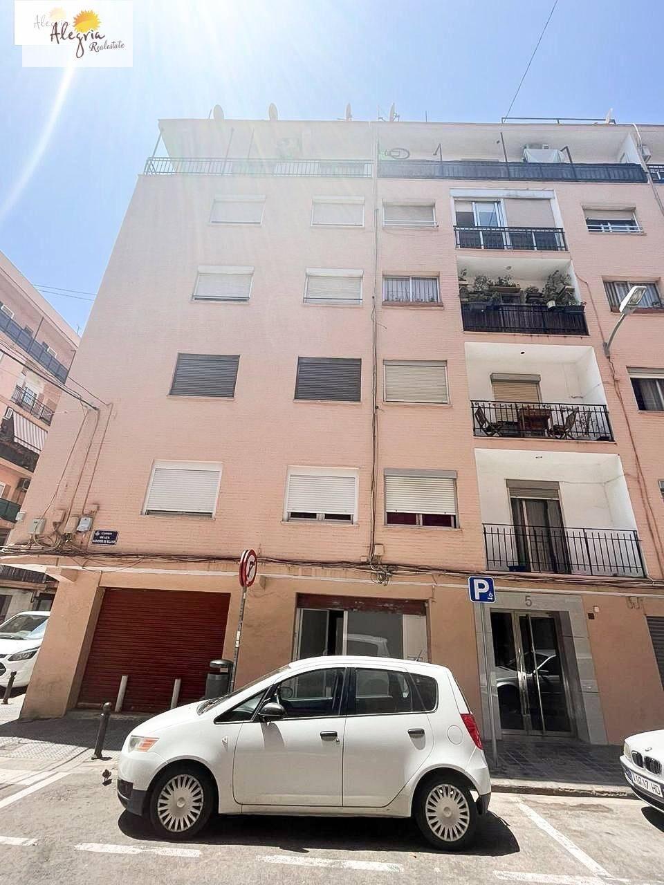 1-17-69 An excellent investment property is offered for sale in one of Valencia’s most promising neighborhoods — Benicalap