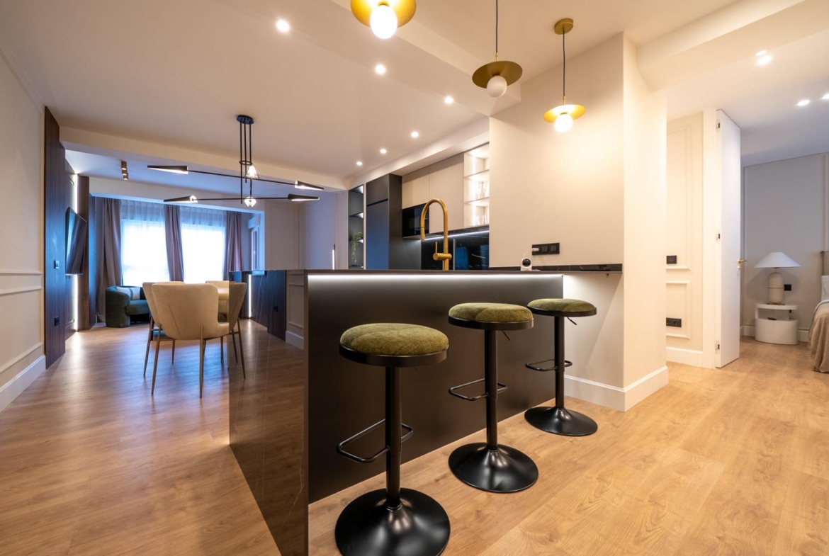 VERVOLGDE APPARTEMENT MET TERRAS EN PARKEREN