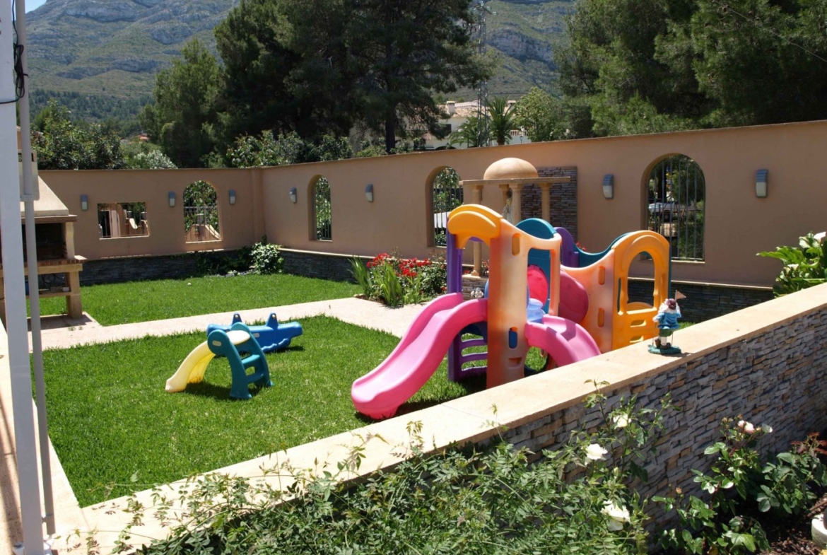 FINCA WITH LUXURY VILLA AND TWO TOWNHOUSES