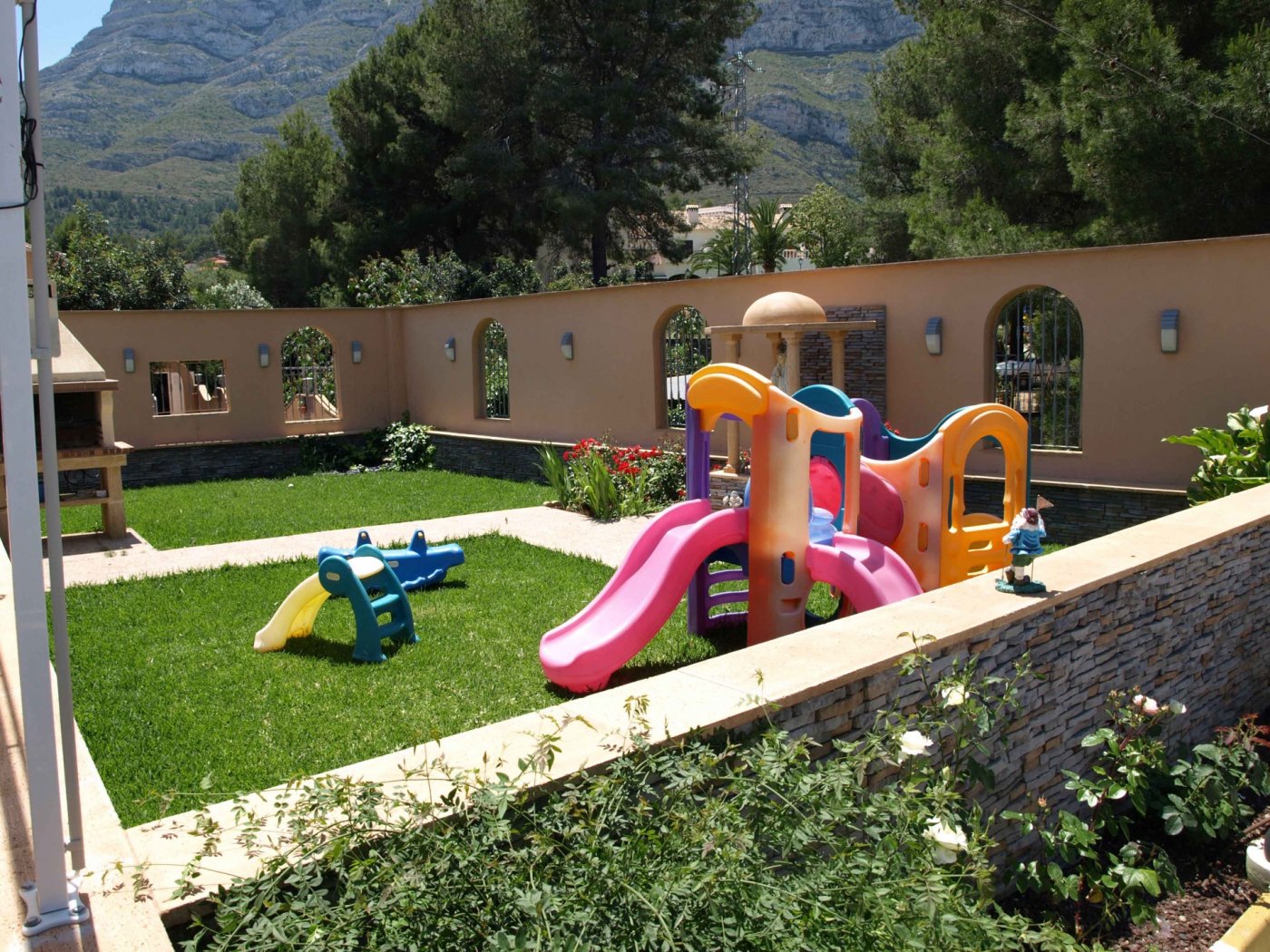 1-18-7 FINCA WITH LUXURY VILLA AND TWO TOWNHOUSES