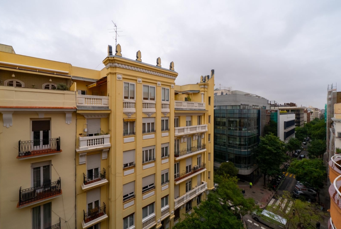 VERVOLGDE APPARTEMENT MET TERRAS EN PARKEREN