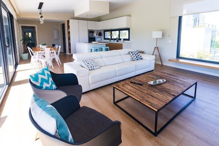 Oportunidad Única en Gijó: Chalet de Lujo con Licencia Turística Activa y Vistas Panorámicas