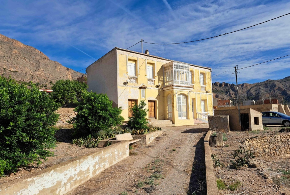 Traditional spanish rustic finca with extensive land & mountain views