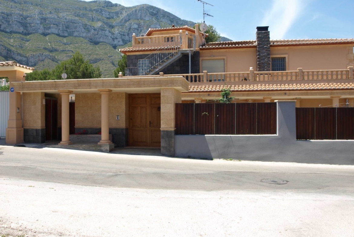FINCA WITH LUXURY VILLA AND TWO TOWNHOUSES