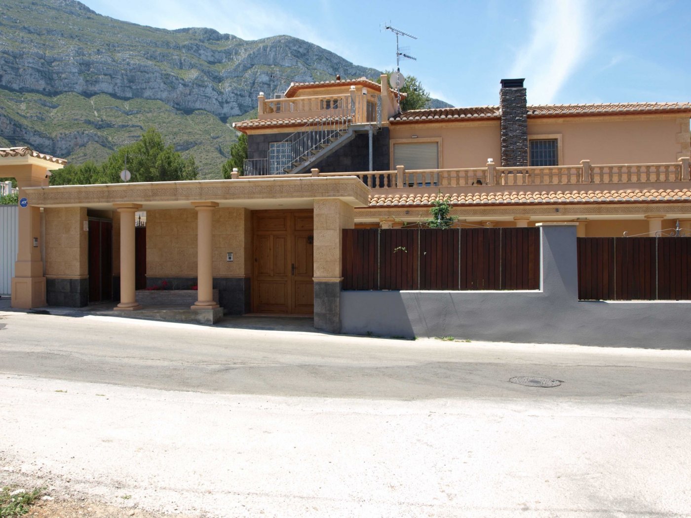 1-2-20 FINCA WITH LUXURY VILLA AND TWO TOWNHOUSES