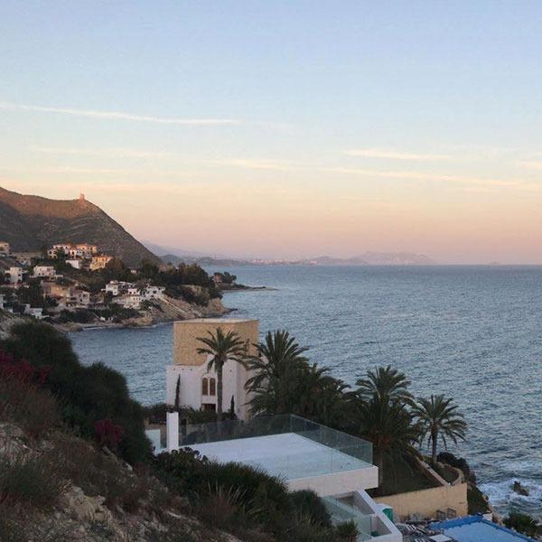 Villa de lujo con vistas al mar.