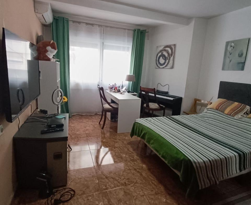 Comfort in the Heart of Gandia: Spacious Apartment with 4 Bedrooms and Proximity to the Railway Stat