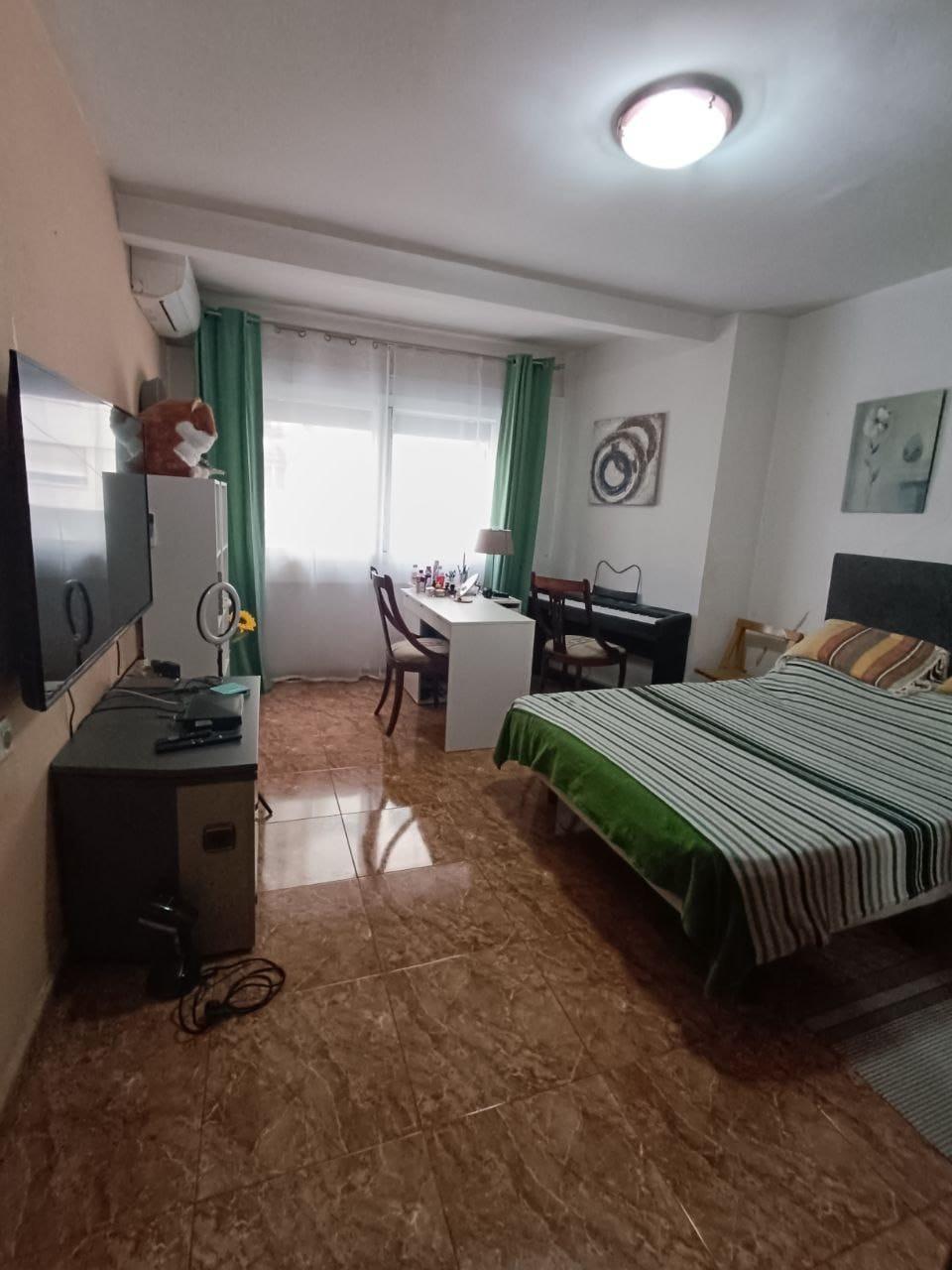 1-2-52 Comfort in the Heart of Gandia: Spacious Apartment with 4 Bedrooms and Proximity to the Railway Stat