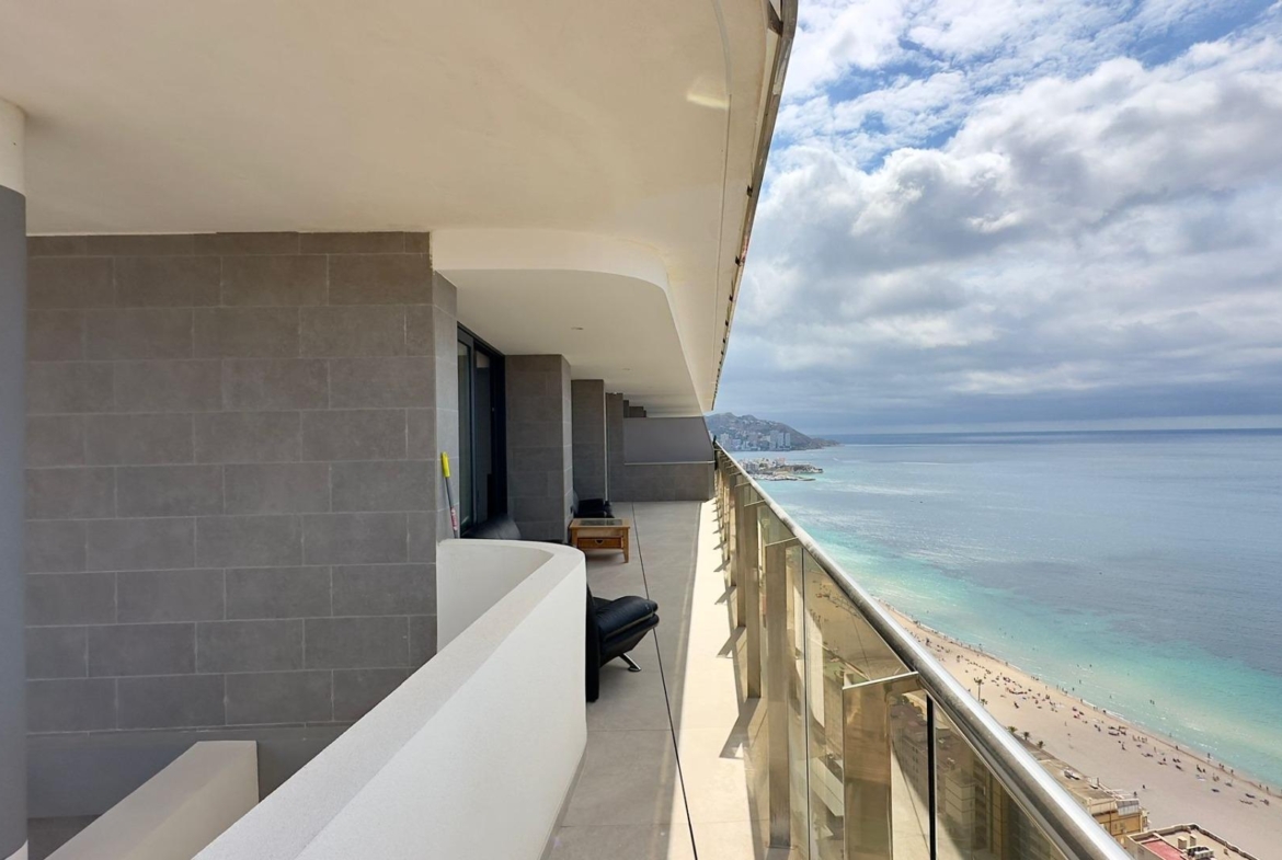 Incredible penthouse in first line of the sea
