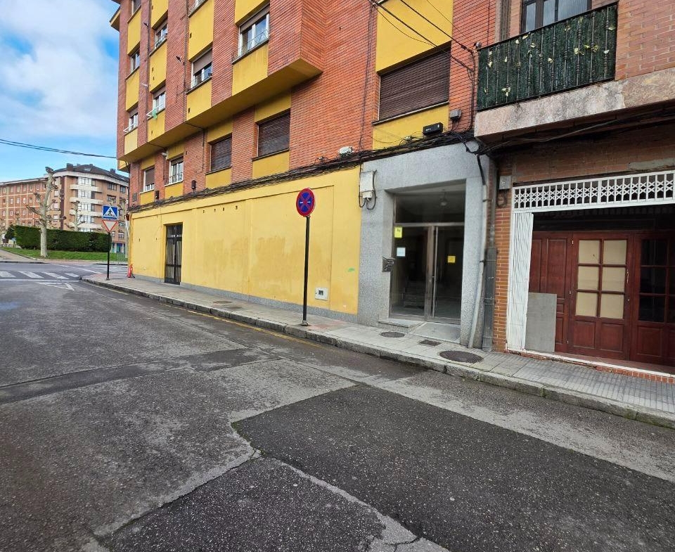 Oportunidad de Inversión: Local Comercial en Oviedo, Zona Fozaneldi-Tenderina