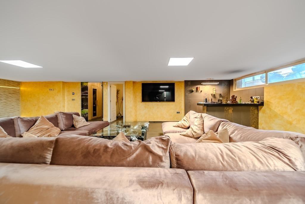 LUXURY VILLA 300 METERS FROM LA MATA BEACH. 5 BEDROOMS. 4 BATHROOMS. SURFACE AREA 438 M2. PLOT 790 M2.