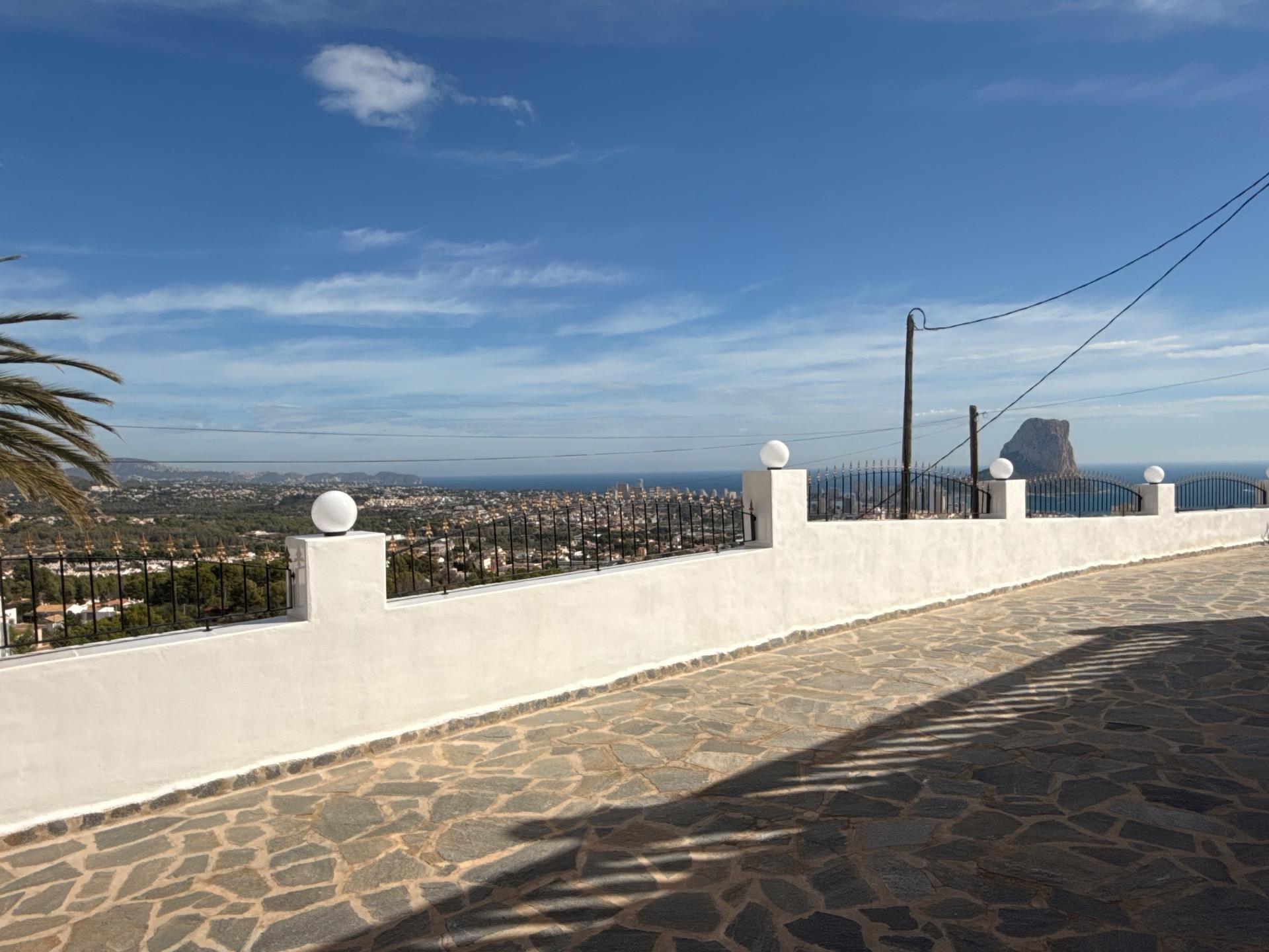 1-22-56 Licht, rust en uitzicht op zee Een indrukwekkende villa in Calpe