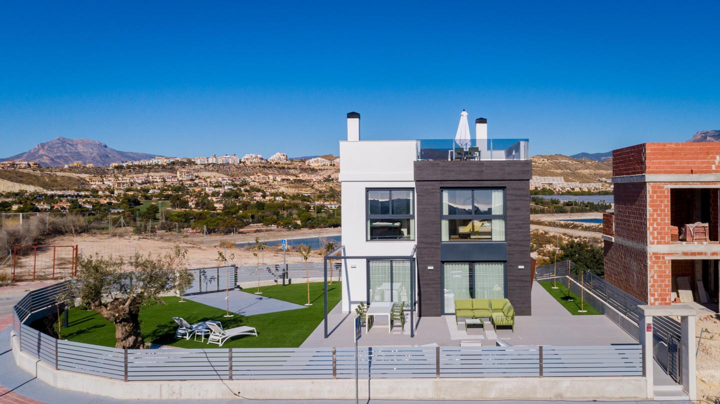 1-22 Ontwikkeling van onafhankelijke nieuwe bouwvilla’s, met privé zwembad en moderne afwerkingen.