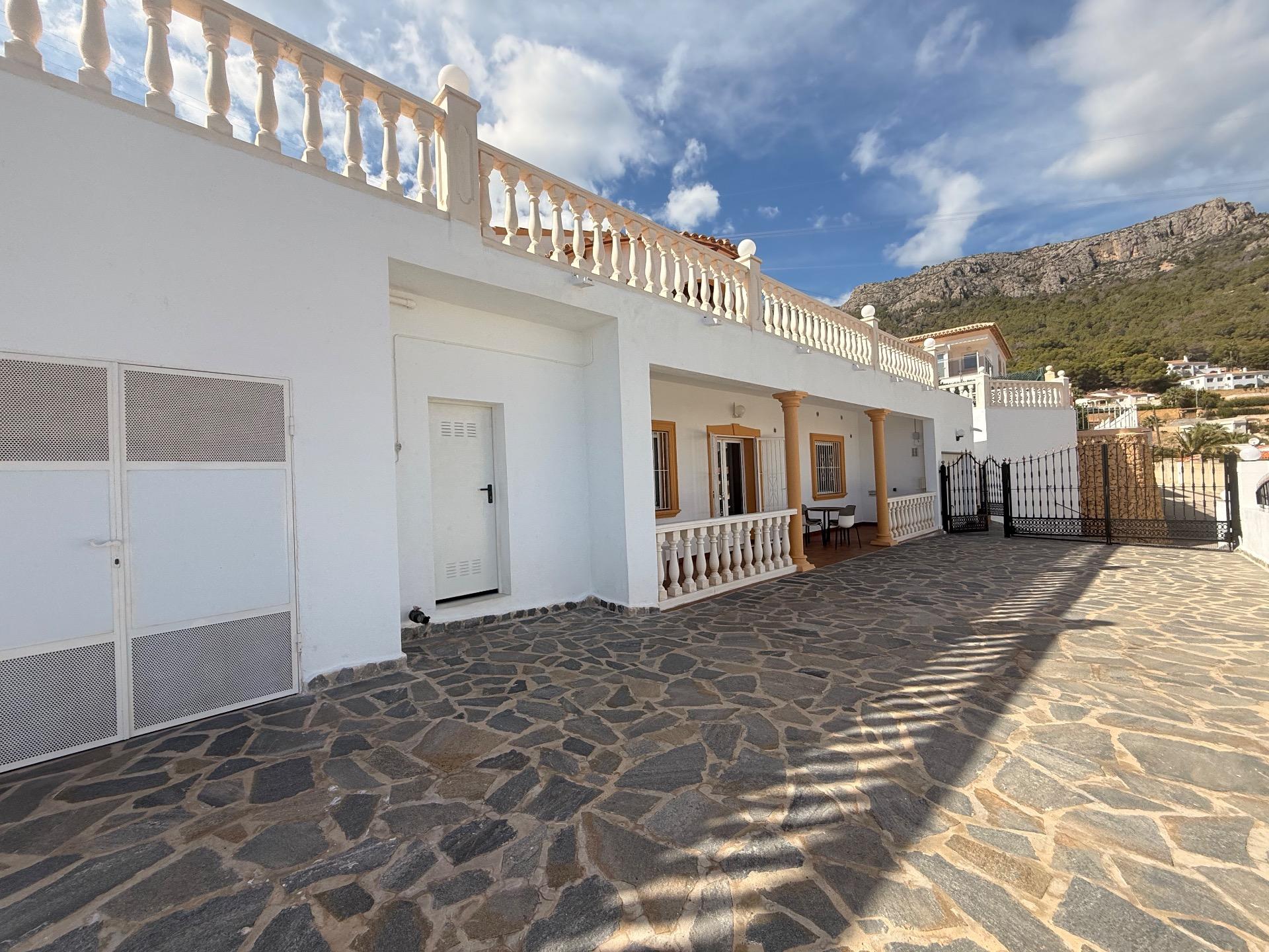 1-23-55 Licht, rust en uitzicht op zee Een indrukwekkende villa in Calpe