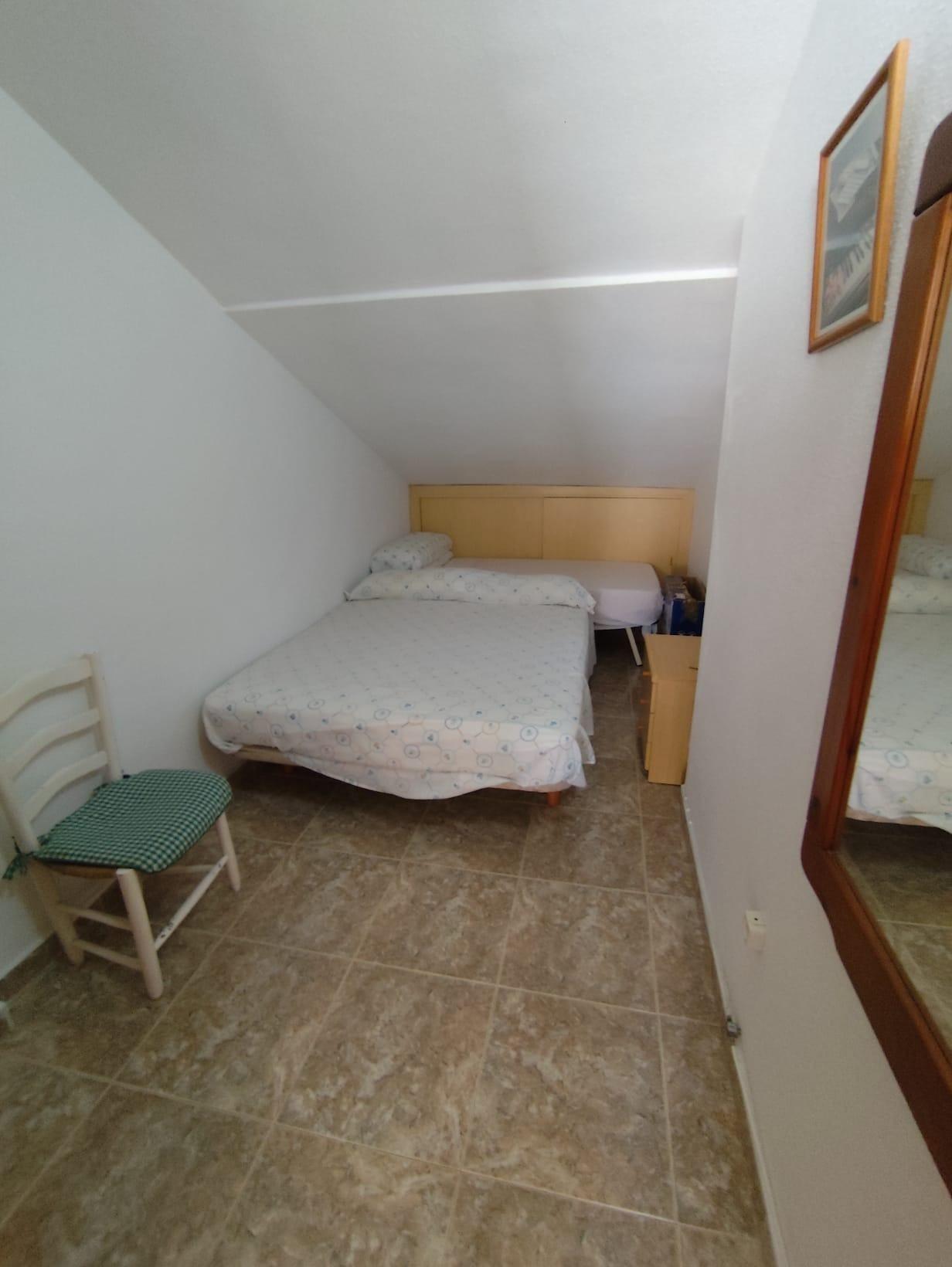 ADOSADO EN LOS ALCAZARES 3 DRM. 2 BAÑOS. SPEEL EEN 500 METROS.