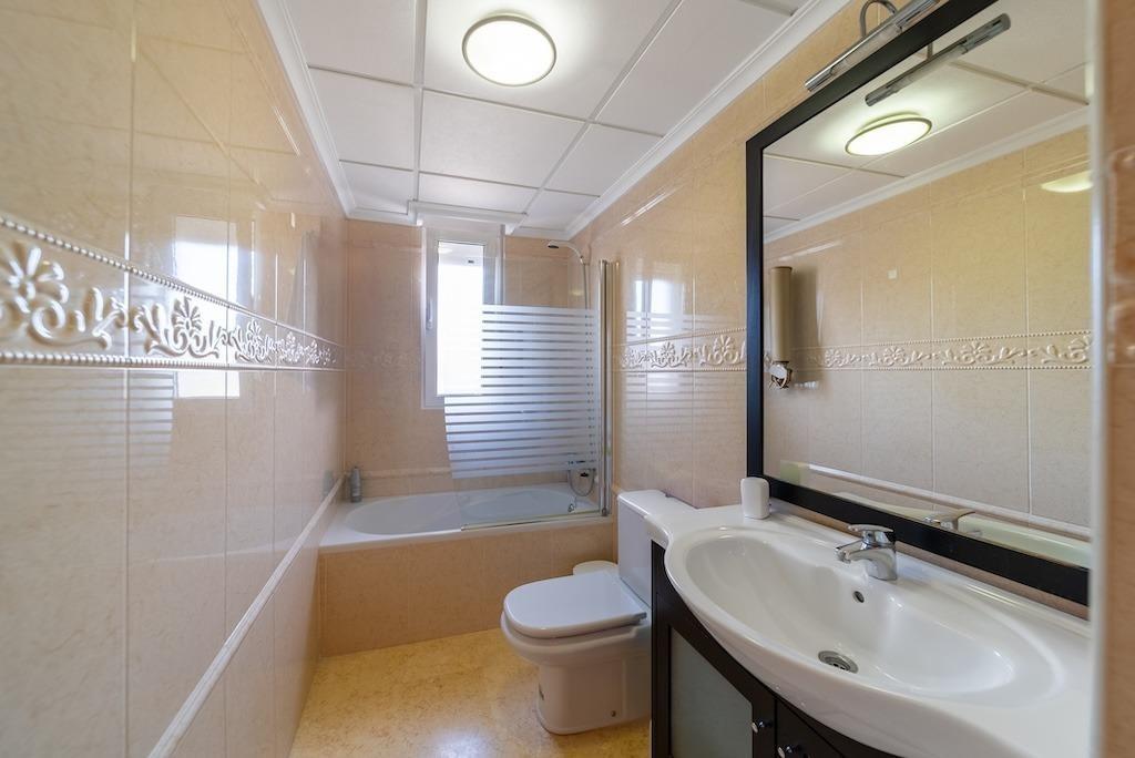LUXURY VILLA 300 METERS FROM LA MATA BEACH. 5 BEDROOMS. 4 BATHROOMS. SURFACE AREA 438 M2. PLOT 790 M2.