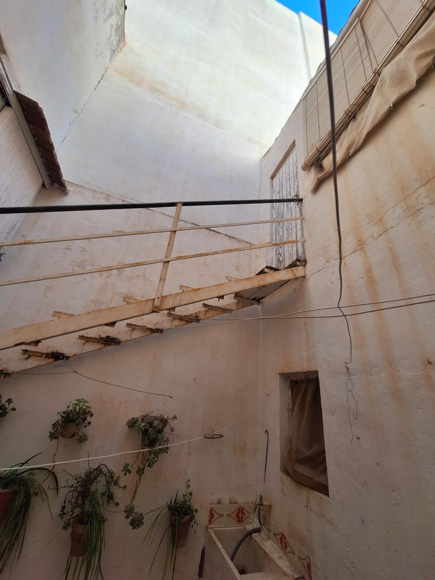 1-25-28 Se vende edificio entero en pleno centro de Torrevieja